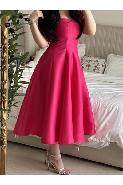 Elegent A stylish, puffy dress with short sleeves and an attractive fuchsia color.