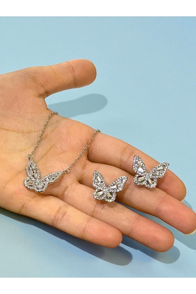 NEW STYLE A sophisticated accessory set adorned with high-quality zircon. The necklace measures 47 cm and comes in an elegant gift box.