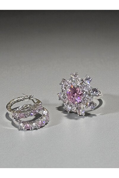 NEW STYLE A luxurious and sparkling zircon-encrusted accessory set consisting of a size 7 ring and hoop earrings, presented in a suitable gift box.