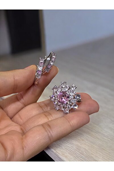 NEW STYLE A luxurious and sparkling zircon-encrusted accessory set consisting of a size 7 ring and hoop earrings, presented in a suitable gift box.