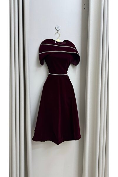 MASHN Elegant wool dress in a dark berry color with an accessory that accentuates the waist and shoulders.