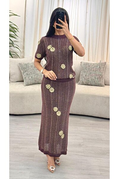 SELSAL A knitted skirt and blouse set decorated with roses and gold embroidery.