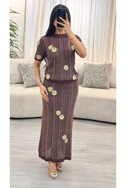 SELSAL A knitted skirt and blouse set decorated with roses and gold embroidery.