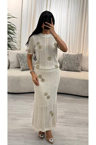 SELSAL A knitted skirt and blouse set decorated with roses and gold embroidery.