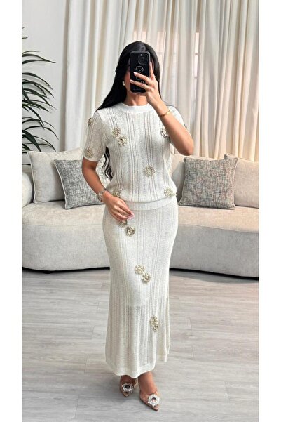 SELSAL A knitted skirt and blouse set decorated with roses and gold embroidery.