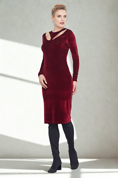 Laranor Women's Burgundy Neckline Drop Cut Special Design Detail Velvet Pencil Invitation Dress Evening Dress 24L7560