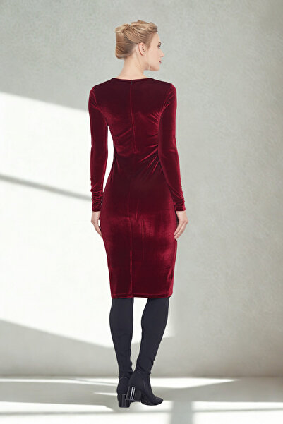 Laranor Women's Burgundy Neckline Drop Cut Special Design Detail Velvet Pencil Invitation Dress Evening Dress 24L7560