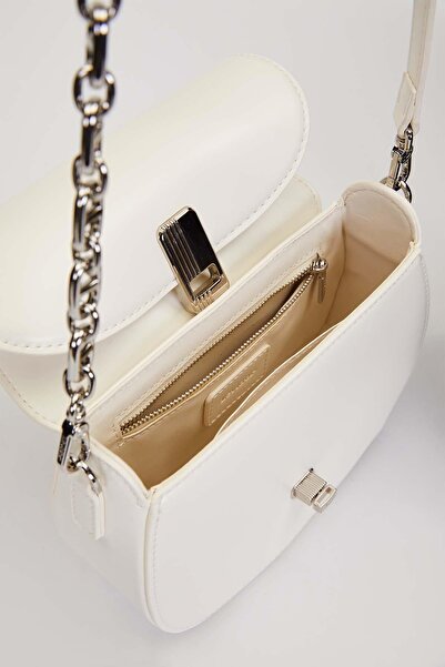 Levidor White Chain Strap Detailed Handbag