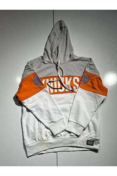 Plus Eighteen KAPŞONLU HOODIE İNCE GRİ BEYAZ ÜSTÜ TURUNCU ŞERİT KNICKS BASKILI