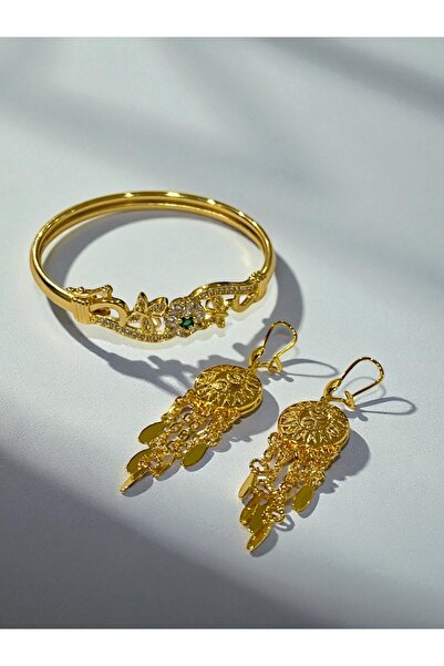 NEW STYLE A gold-look accessory set consisting of a 6cm bracelet and 6.5cm earrings, presented in a suitable gift box.