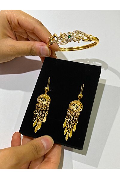 NEW STYLE A gold-look accessory set consisting of a 6cm bracelet and 6.5cm earrings, presented in a suitable gift box.
