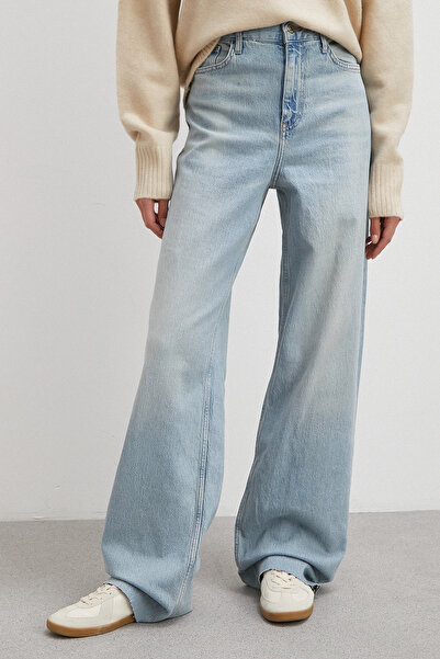 Never more High Waist Raw Hem Straight Jean Ice Blue