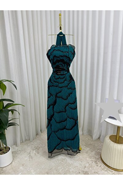 Diva style A distinctive and elegant evening dress with embroidery