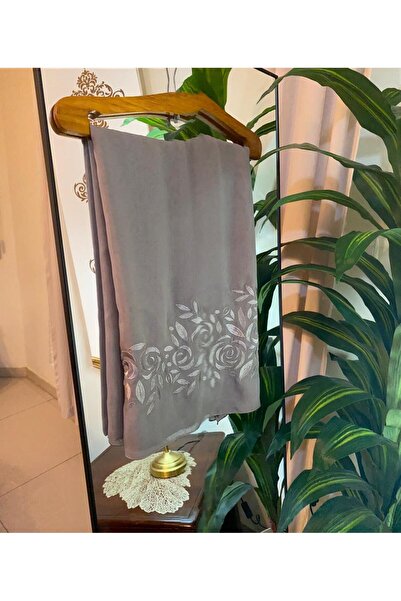 Veil Designer A hijab made of Japanese fabric with hand-embroidered Saudi Arabian design. The hijab features a unique color and embroidery on both ends. Size: 60 x 190