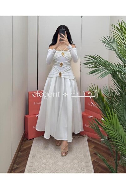 Elegent Elegant white dress with a dropped shoulder and gold details