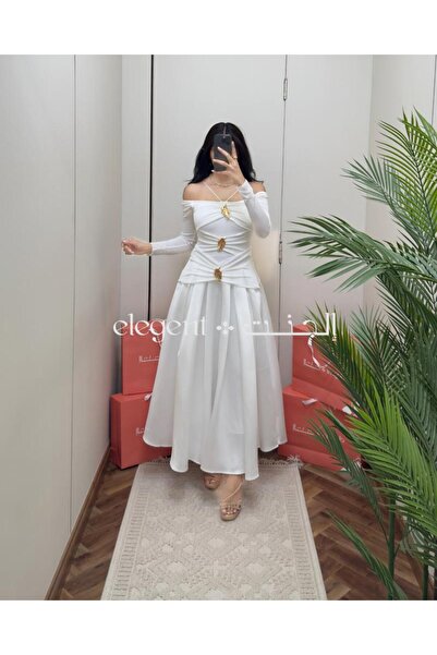 Elegent Elegant white dress with a dropped shoulder and gold details