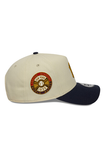 NEW ERA قبعة نيويورك يانكيز ملبي وورلد سيريز باتش بلون بيج فاتح 9فورتي للجنسين قابلة للتعديل بإطار إلكتروني