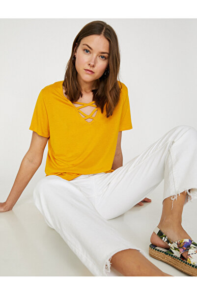 Koton Γυναικείο κοντομάνικο μπλουζάκι σε κίτρινο λαιμόκοψη 9YAK13525OK