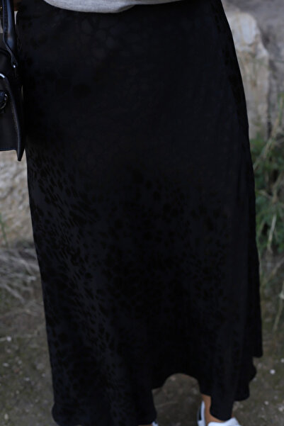 bytugcekaya Fusta neagră din satin cu model leopard