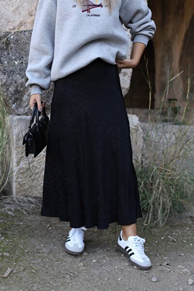 bytugcekaya Fusta neagră din satin cu model leopard