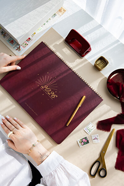 PAPERORA 2026 Masaüstü Planlayıcı Takvim 24x34 cm - Bordo