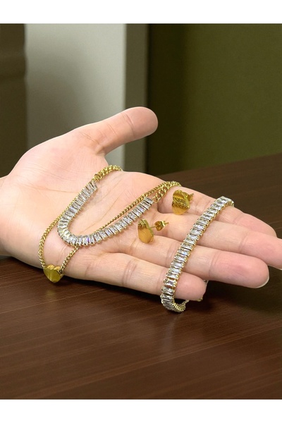 NEW STYLE A sophisticated and distinctive accessory set: a necklace measuring 45 + 5 cm and a bracelet of a single size, presented in a suitable gift box.