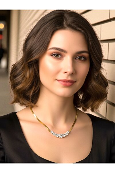 NEW STYLE A sophisticated and modern stainless steel necklace and choker plated in 18k gold, presented in a suitable gift box.