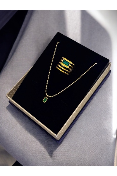 NEW STYLE A stunning set consisting of a 37 + 5 cm choker and a one-size-fits-all stainless steel ring, presented in a suitable gift box.