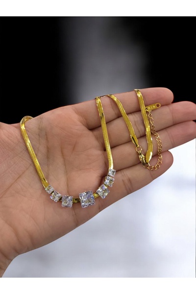 NEW STYLE A sophisticated and modern stainless steel necklace and choker plated in 18k gold, presented in a suitable gift box.