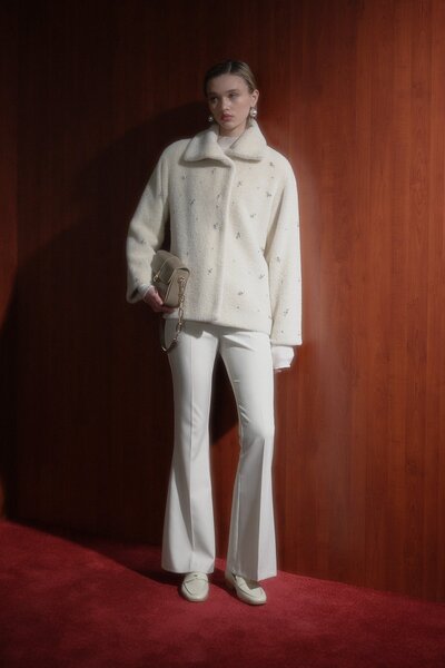 Nihan Parlak Taşlı Geniş Yakalı Angora Kaban Bej