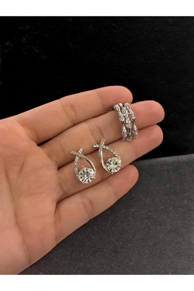 NEW STYLE A delicate and elegant set consisting of a one-size ring and earrings adorned with sparkling zircon stones, presented in a luxurious gift box.