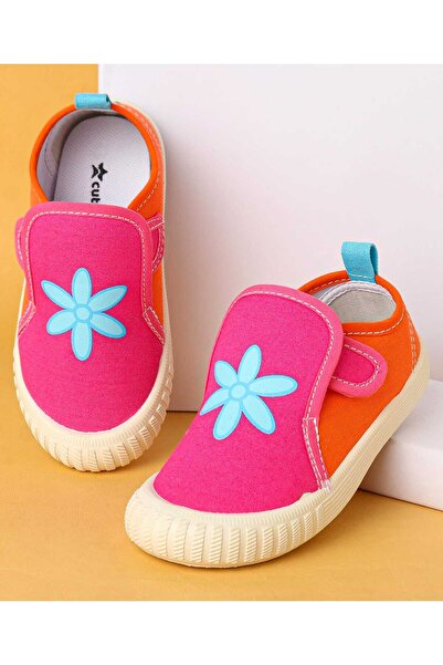 Cute Walk by Babyhug حذاء كاجوال بإغلاق فيلكرو وطبعة زهور - فوشيا