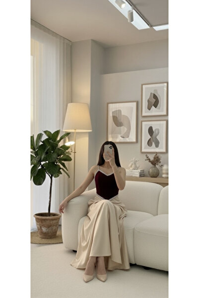 MASHN Elegant velvet evening dress in a sophisticated berry and beige color scheme for a distinctive photoshoot.