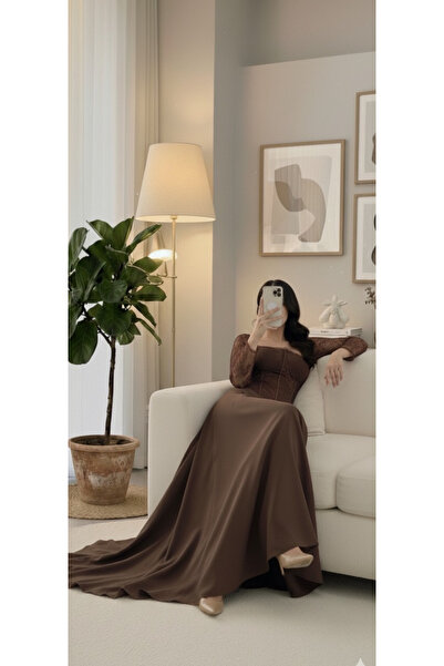 MASHN This elegant evening dress in a distinctive chocolate color features a corset silhouette and unique lace sleeves.