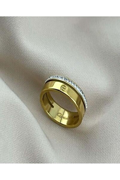 burjalmodah A gold ring with luxurious details