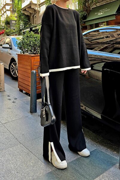 Swist Uma černý pruhovaný oversize svetr a kalhoty - detail rozparku