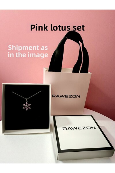 RAWEZON مجموعة معلبة مع حقيبة خاصة - قلادة زهرة اللوتس الوردية الفولاذية - هدية للحبيب أو الصديق أو الزوج