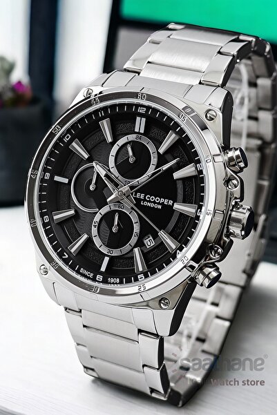 Lee Cooper ساعة لي كوبر الأصلية للرجال باللون الفضي ومينا أسود مع كرونومتر وتقويم وظيفي