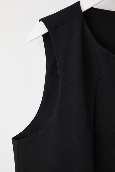 Trendyol Curve Black Fitted Sleeveless Boat Neck Woven Plus Size Vest Tbbss25Bh00027