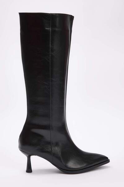 TRENDYOL SHOES Černé dámské boty na tenkém podpatku se špičatou špičkou TAKAW26CZ00010