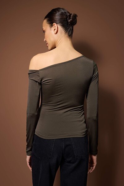 Trendyol Collection Khaki Fitted Off-Shoulder Accessory Detail Asymmetric Neckline Stretchy Knitted Blouse Twoaw26Bz00075