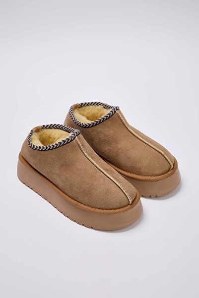 TRENDYOL SHOES Γυναικείες παντόφλες με χρώμα άμμου με λεπτομέρεια κεντήματος, επένδυση από γούνα και χοντρή σόλα TAKAW26BO00003