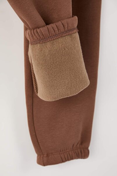 Trendyol Collection Καφέ Φούτερ κανονικής κοπής με ελαστικό πόδι/Ζεστό εσωτερικό φλις TMNAW22EA0346