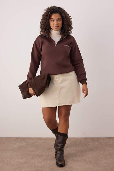 Trendyol Curve Brown Slogan Embroidered Zippered Collar Oversized Sweatshirt Tbbaw26Ao00045