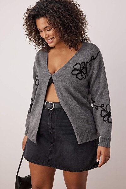 Trendyol Curve كارديجان تريكو بياقة على شكل حرف V مع تفاصيل مطرزة من أنثراسايت TBBAW26AV00018