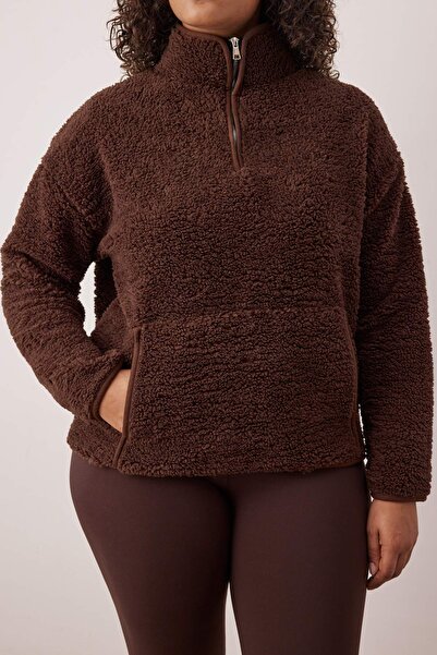 Trendyol Curve Barna színű, részletezett, magas nyakú, plüss, puha, nagy méretű pulóver TBBAW26AO00040