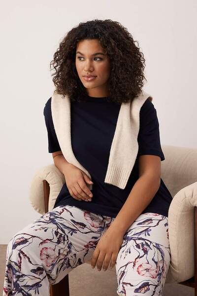 Trendyol Curve Navy Blue Floral Capri Knitted Pajamas Set Tbbss25Ai00002