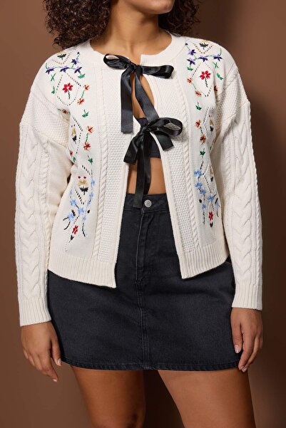 Trendyol Curve Πλεκτό πλεκτό πλεκτό πουλόβερ με λεπτομέρεια από κορδέλα εκρού TBBAW26AV00058