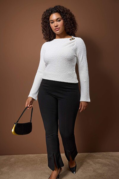 Trendyol Curve Ecru Fitted/Bodycon Accessory Detailed Textured Long Sleeve Stretchy Knitted Blouse Tbbaw26Af00100