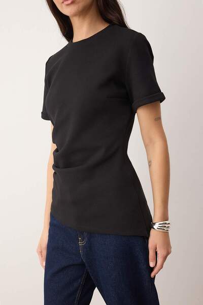 Trendyol Collection Trendyol Studio Collection Μαύρο πλεκτό μπλουζάκι με ασύμμετρο λαιμόκοψη που εφαρμόζεται στο σώμα TWOAW26TS00023